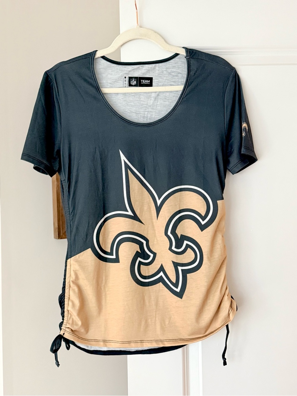 NFL Women’s Black and Gold Fleur-de-Lis Short Sleeve Tee